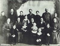Из домашнего архива Вышеславова Владимира — Семейная фотография.  Верхний ряд: Зина Данилович, Федор Агапиевич Полюлин, Клавдия Федоровна Полюлина, Иван Валерьянович, Мария Федоровна Полюлина, Кузьма Валерьянович (мой дед), Сергей Иванович Данилович. 2 ряд: Анна Валерьяновна, Анастасия Ивановна Данилович, Мария Данилович, Анна Ивановна Данилович (Ковалева) - моя бабушка, Ольга Валерьяновна Данилович (Подъякова). 3 ряд: дочка Ивана Валерьяновича, Федор Федорович Полюлин, сын Ивана Валерьяновича, Александр Федорович Полюлин, Лидия Федоровна Полюлина.