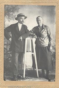 1934, июль, 1. Село Петуховское. Иван Самойлович и Татьяна Федоровна Шевцовы — 1 октября 1925 Иван Самойлович Шевцов был назначен директором школы 1-й ступени в с. Петуховском Белозерской волости. После 12 лет работы в должности директора школы, 3 октября 1937 года Иван Самойлович был арестован по сфабрикованному обвинению, осужден по статье 58-10 УК РСФСР (антисоветская агитация), приговорен к «высшей мере наказания» и расстрелян 15 декабря того же года в Челябинской тюрьме.