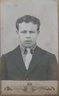Фото из домашнего архива Дорофеева О.В. (Барнаул). — На обороте: "На добрую память Нюре Пугиной от И.Фа...нцева 03.06.1915. Село Макушино".