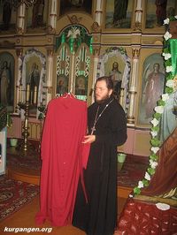 Село Боровлянка. Никольская Крестовоздвиженская церковь. 2009-06 — Дары Пюхтицкого монастыря. Фото Николая Павлова.