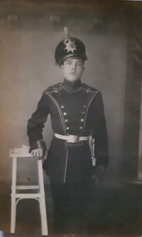 Фото из домашнего архива Дорофеева О.В. (Барнаул). — Надпись на обороте: "Петроград - Макушино. На память Нюре от Пети. Лейб-Гвардии Сапёрный полк, 2-я Телеграфная рота".