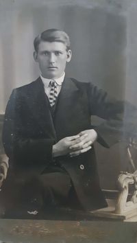 Фото из домашнего архива Дорофеева О.В. (Барнаул). — Надпись на обороте: "На память Нюре Пугиной от Дани Быкова".