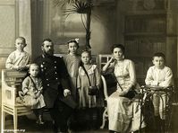 Семья Тихомировых — Слева направо: стоит за спинкой кресла – сын Тихомирова Н.А., маленькая девочка, сидящая рядом с отцом – Тихомирова Ия (1907 г.р.). Глава семейства – Тихомиров Николай Александрович. Девочка, стоящая справа от отца – старшая дочь Тихомирова Ольга. Рядом с ней ее сестра Нина (с сумочкой). В кресле сидит жена Тихомирова Н.А. Крайний справа стоит Тихомиров Борис (1904 г.р.). Курган, фотоателье А.И. Кочешева, ок. 1916г. Фото из архива Бурматовой Веры Георгиевны (г. Калининград).