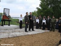 Поставим памятник деревне. Проект генерала Усманова, 2003 год — Фоторепортаж с открытия памятного знака на месте исчезнувший деревни Мало-Жужгово. Фото из архива Усманова В.В.