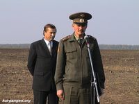 Поставим памятник деревне. Проект генерала Усманова, 2003 год — Фоторепортаж с открытия памятного знака на месте исчезнувший деревни Староколмаково. Фото из архива Усманова В.В.