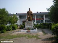 Село Белозерское Курганской области - 23 — Памятник погибшим на Великой Отечественной войне. Фото Владимира Шевцова, 7.08.2010.