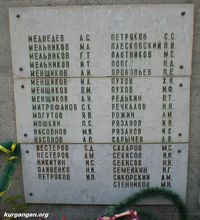 Село Белозерское Курганской области - 28 — Памятник погибшим на Великой Отечественной войне. Фото Владимира Шевцова, 7.08.2010.