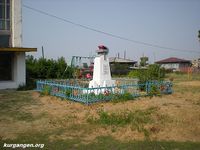 Село Белозерское Курганской области - 30 — Памятник павшим в первые годы советской власти. Фото Владимира Шевцова, 7.08.2010.