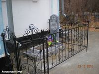 Шадринск. Воскресенское кладбище-04 — Могила протоиерея Василия Плотникова. Фото Владимира Шевцова, 2010 год.
