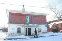 Село Шатрово-18 — В 1997 г. недавно зарегистрированному в с. Шатровском православному Кирилло-Мефодиевскому приходу властями было передано здание для устройства молельного дома, в котором вскоре начали проводиться регулярные богослужения. В 2000-е гг. к зданию были пристроены деревянная колокольня и каменный алтарь. Все здание было покрыто железной крышей и увенчано куполами с крестами. В настоящее время храм носит имя Святых Равноапостольных Кирилла и Мефодия, просветителей славян (из книги Андрея Михайлова «Курганские храмы от А до Я). Фото Шевцова В.В., 29.10.2017.