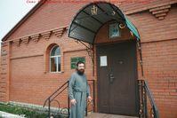 Село Половинное Половинского района Курганской области — Настоятель храма Александр Гадиян. Фото Владимира Шевцова, 19.07.2018.