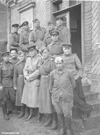 Нагорных  Михаил  Михайлович  (1-й слева, внизу) — Нагорных Михаил Михайлович (слева в 1 ряду), с. Речкино Белозерского района, сержант, 245 отдельный истребительный противотанковый дивизион 234 Ломоносовской стрелковой дивизии. Надпись на обороте: «Последний день в армии, октябрь 1945». Фото из домашнего архива Пушкарева Николая (Курган).