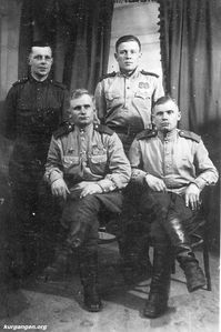 Шумков  Борис  Иванович (справа  вверху) — Шумков Борис Иванович, участник ВОВ, житель Рябково, водитель в артиллерийском полку (справа вверху). 30.03.45. Фото из домашнего архива Пушкарева Николая (Курган).