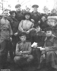 Екимов  Георгий  Николаевич — Екимов Георгий Николаевич, участник ВОВ, житель Рябково (в центре). Фото из домашнего архива Пушкарева Николая (Курган).