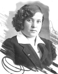 Киселева  Александра  Семеновна — Киселева Александра Семеновна, 1915 г.р., медсестра санитарного поезда, участник ВОВ, житель Рябково. 27/IX 1939 года, с. Рябково. Фото из домашнего архива Пушкарева Николая (Курган).