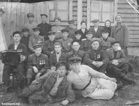 Пушкарев  Федор  Семенович (справа  внизу) — Сотрудники ВОХР завода № 603 в Кургане, 1947 г.:  Пушкарев Федор Семенович (лежит справа),  Николай Алексеевич (второй в 3-м ряду), Пестерев Александр Анисимович (третий в 3-м ряду), Тарасов Михаил Александрович (пятый в 3-м ряду), Шмаков Василий (второй в 4 ряду), Баженов Иван Ильич (четвертый в 4 ряду), Нестеров Александр Алексеевич (четвертый во 2 ряду). Фото из домашнего архива Пушкарева Николая (Курган).