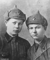 Потемин  Сергей  Михайлович — Потемин Сергей Михайлович (справа), 1922г.р., уроженец д. Челноки Кетовского района, военветфельдшер, командир санитарного взвода 3 батальона 835 стр. полка 237 стр. дивизии. Погиб 15 августа 1943 года в Сумской области. Фото из домашнего архива Пушкарева Николая (Курган).