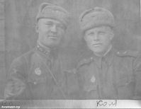 Шарапов  Иван (слева)  с  другом  Колей — Неизвестные участники ВОВ. Надпись на обороте: «На долгую память Тасе от Вани. Храни и помни до встречи. Действующая армия, Москва, 14 мая 1943 года». Фото из домашнего архива Пушкарева Николая (Курган).
