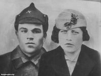 Косарев Иван Георгиевич  с  невестой — Косарев Иван Егорович с невестой, уроженец села Мостовского Мокроусовского района. Фото из домашнего архива Пушкарева Николая (Курган).