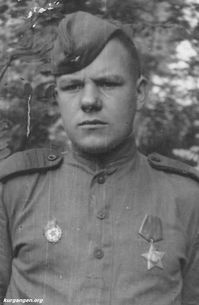 Великжанин Николай Христанфович — Великжанин Николай Хрисанфович, 1924г.р., уроженец Горьковской области, мл. сержант, пулеметчик 74 отдельного мотоциклетного батальона 3 танкового корпуса, житель города Кургана. Надпись на обороте: «На долгую память брату Федору от брата Николая. Фото 6.09.45, после Отечественной войны и пролитой крови…». Великжанин Николай Христанфович, кавалер  двух орденов Славы. Фото из домашнего архива Пушкарева Николая (Курган).