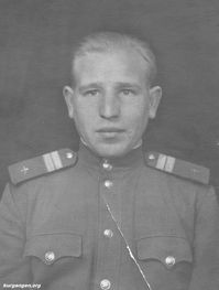 Гладкевич  Алексей  Григорьевич — Гладкевич Алексей Григорьевич, 1923 г.р., авиамеханик, участник ВОВ, житель Кургана. Надпись на обороте: «Родителям от сына, г. Улан-Удэ, авиагарнизон, 3.11.48». Фото из домашнего архива Пушкарева Николая (Курган).