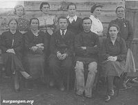 Курганская область, Звериноголовский район, деревня Верхняя Алабуга — Учителя школы в селе Верхняя Алабуга (Курганская область), 1941 года. В нижнем ряду первая – Пушкарева Татьяна Васильевна, четвертый – завуч Соркин. Фото из личного архива Пушкарева Николай Александровича.