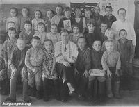 Курганская область, Звериноголовский район, деревня Верхняя Алабуга — Ученики и учителя школы в селе Верхняя Алабуга (Курганская область), 20.12.1940. Учитель – Пушкарева Татьяна Васильевна (в центре). Фото из личного архива Пушкарева Николай Александровича.