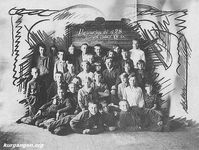 Город Курган. Школы — Ученики и учителя 28 школы. Курган, 1940 год. Учитель – Пушкарев Александр Петрович. Фото из личного архива Пушкарева Николай Александровича.