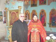 Село Батурино. Спасо-Преображенская церковь-14. — Краевед Николай Павлов и настоятель храма о. Сергий. Фото Владимира Шевцова, 27.04.2012
