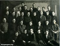 Курган, 1920-е — Неизвестные. Фото из архива О. В. Меньшиковой (Украина).
В третьем ряду второй слева - Меньщиков Петр Степанович.