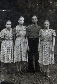 — Слева направо: Сереброва Тамара, Галина, Анатолий, Надежда Мищенко (1950-е гг.). Фото из домашнего архива Лидии Викторовны Бабаевой (Мищенко) (село Иковка Кетовского района Курганской области).