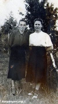 — Мищенко Анна Перфильевна (слева), Ильтякова Зоя Андреевна (справа) (прим.1950-е гг.). Фото из домашнего архива Лидии Викторовны Бабаевой (Мищенко) (село Иковка Кетовского района Курганской области).