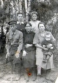 — Мищенко Николай Трофимович - брат деда (прим. 1950-е гг.). Фото из домашнего архива Лидии Викторовны Бабаевой (Мищенко) (село Иковка Кетовского района Курганской области).