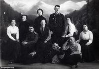 Курган — Первая слева – Тюльпанова Е.А., третья слева сидит – жена Тихомирова Н.А., вторая справа в  светлой блузе с галстуком - Городецкая Т.В., рядом с ней  стоит Гамбалевский Н.А. Фотография сделана в г. Кургане в фотоателье А.И. Кочешева. 1914-1917  гг. Фото из архива Бурматовой Веры Георгиевны (г. Калининград).
