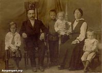 Каменских Александр Яковлевич с семьей — Каменских Александр Яковлевич с семьей. Жену звали Феней. В центре старший сын Владимир. Судьба семьи неизвестна. Фото из архива Вячеслава Вотева (Пермь).