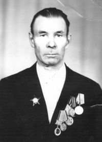 Алексеев М.В. — Родился в 1918 г. в с. Павловка Юргамышского района. Окончил 5 кл. школы в д. Пески. В 1938 г. был призван в армию. Служил на в Хабаровском крае, 1942 г. был направлен фронт. Воевал на 2-м Прибалтийском, затем на 4-м Украинском фронте. Воинская специальность – водитель.
После войны проживал в с. Долговка Куртамышского района, с 1947 – в селе Таловка, с  1953 г. –  в Куртамыше.
Награждён орденами «Красной звезды» и «Отечественной войны», медалью «За отвагу».
Фото из музея Куртамышского сельхозтехникума.
