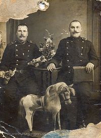 На военной службе, 1910-е годы — Филимонов Анисим Семенович (справа), уроженец деревни Новотроицкой Мостовского района Курганского уезда на военной службе на станции Коломзино Омской области. Омск, 1910-е. Фото из архива Владимира Шевцова.