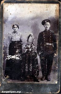 Фотография из альбома семьи Петра Семеновича Статных из деревни Быдино Мишкинского района Курганской области — Анна и М.В. Гонцовы, д. Медвежье. Из архива Михаила и Николая Павловых (Курган).