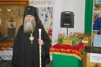Курган. Выставка "Добрый свет Рождества", 23-28.01.2010 — Высокопреосвященнейший Константин, архиепископ Курганский и Шадринский. Справа - Главная Святыня Кургана: мощевик с мощами Свт. Благоверного А. Невского. Слева -  чудотворная икона Порт-Артурской Богородицы (написана в 1907 году) из  Свято-Троицкой церкви пос. Мишкино. Фото с сайта Курганской епархии.