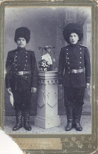 На военной службе, 1910-е годы — Надпись на обороте: "В память о военной службе Ефросинье Федоровне от Матвея Савельевича Госп. Агафонова. Иркутск. 1910 – 1 января".  Фото из коллекции магазина «Антиквариат» в Кургане.