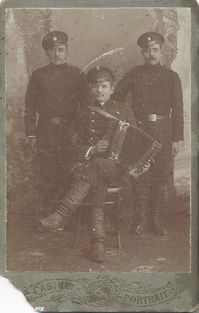 На военной службе, 1910-е годы — Надпись на обороте: "Здравствуйте любезный и дорогой мой братец Михаил Савельевич. Посылаю я Вам свое почтение и с любовью низкий дорогой поклон. Вы просили от меня карточку – вот изволь меня с товарищами, а мы договаривались, любезный братец, чтобы я Вам послал карточку. Чечас от Вас буду ждать, чтобы Вы послали мне тоже карточку. За тем до свидания, остаюсь я жив и здоров и Вам этого желаю. Агафонов. Дарю на память". Фото из коллекции магазина «Антиквариат» в Кургане.