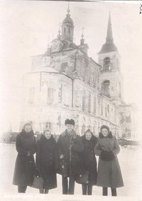 Курганская область, Катайский район, село Верхняя Теча — 24.11.1951. Сельская интеллигенция. Слева направо: Изместьева Александра Петровна (врач), Мягкова Анна Пантелеевна (учитель математики), Изместьев Василий Иванович (учитель физики), Панькова Нина Ивановна (учитель русского языка и литературы), Цеулина Клара Николаевна (директор школы). Фото из архива Валентина Важенина (Курган).