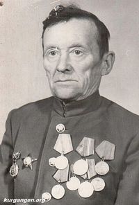 Волков Никифор Дмитриевич — Волков Никифор Дмитриевич родился в 1910 году в д. Сопинина, Мехонского района Курганской области.  8 июля 1941 года призван по мобилизации в 151-й западный стрелковый полк стрелком. Трижды был ранен. Получил звание сержанта. 7 ноября 1945 года был демобилизирован. Награжден Орденом Красной Звезды, орденом Отечественной войны 2 степени, медалями «За боевые заслуги», «За взятие Берлина». Умер в 2002 году.