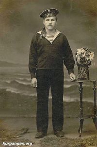 На военной службе, 1910-е годы — На обороте: "Дарю на добрую и долгую память дорогому землячку и другу Александру Алексеевичу Каменскому. 1916-го года июня 13 дня. От Вяткина Филиппа. Кр. "Орел". Матрос Каменских Александр Алексеевич, уроженец д. Першино Таборской вол. Оханского уезда до службы на крейсере "Орел" служил на легендарном крейсере "Жемчуг" и был участником боя и героической гибели крейсера в окт. 1914 г. на Дальнем Востоке. Впоследствии принимал участие в водолазных работах на крейсере "Орел" по подъему вооружений с погибшего "Жемчуга".