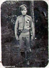 Гладков Семен Григорьевич - 3 — 1917 год, весна, Галиция. Ефрейтор артиллерии 503 полка С.Н.Гладков. В связи с развертыванием полковой артиллерии, лучшие солдаты были переведены туда. Экипирован по-артиллерийски: тесак (рубить постромки),  револьвер «Наган».