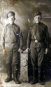 Гладков Семен Григорьевич - 1 — 1916 год, зима, Челябинск. Семен Григорьевич Гладков (слева), Иван Тимофеевич Гладков (справа).
Семен Григорьевич Гладков, родился в 1897 г. в дер. Курмыши, Челябинского уезда, Куртамышской волости в семье крестьян-старообрядцев. В 1916 году был мобилизован и направлен в школу пулеметчиков, находившуюся в Челябинске, затем – на фронт. На фронте получил тяжелое ранение в позвоночник, лечился в госпитале, в 1919 году его в деревню привезла медсестра. Умер в 1924 г.