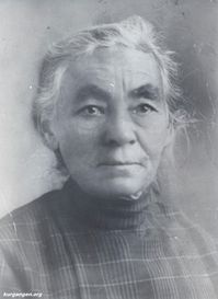 Курган. Учителя — Делинина Евдокия Марковна – заведующая одноклассным ж/д училищем.