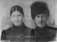 Село Лапушки Мокроусовского района Курганской области — На этой фотографии уроженцы села Лапушки Мокроусовского района Курганской области Ефимия Андреевна Ивлева (Киселева) и Петр Тихонович Ивлев. Фото из домашнего архива Виктории Петровой.