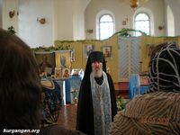 Курганская область, рабочий поселок Каргаполье-05 — В Покровской церкви, игумен Виталий Домрачев. Фото Владимира Шевцова, 2010 год.