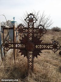 Село Михайловка — Церковный крест на сельском кладбище. Фото Анатолия Кузьмина, 24.04.2010.